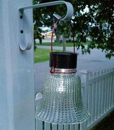 Ceiling fan glass globe solar lights are so easy and inexpensive to make. They are perfect for the patio, special events and weddings. Make some today! Cruise List, Ceiling Fan Globes, Solaire Diy, Yard Lighting, Crafts Outdoor, Light Globes, Recycling Projects, Solar Lights Diy, Solar Light Crafts