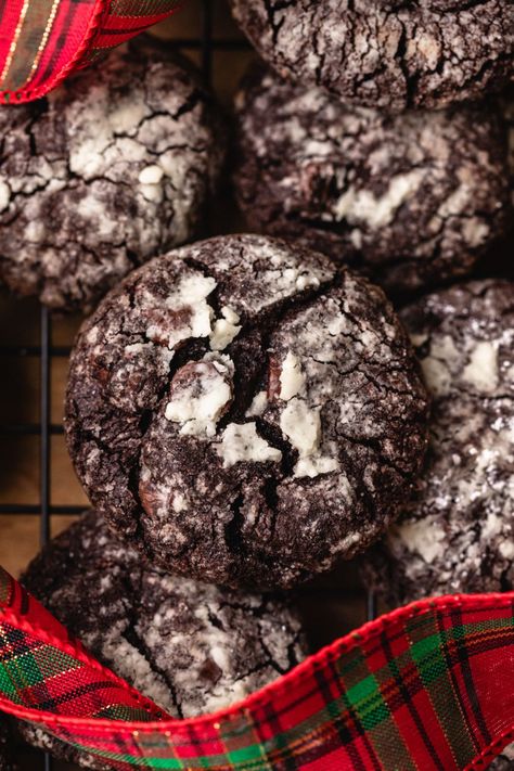 Chocolate crinkle snowstorm cookies on a cooling rack with a ribbon. Soft Chocolate Cookies, Classic Christmas Cookies, Chocolate Truffle Cookies, Soft Chocolate Cookie, Coconut Oil Chocolate, Chocolate Christmas Cookies, Traditional Christmas Cookies, Chocolate Crinkle, Dark Chocolate Truffles