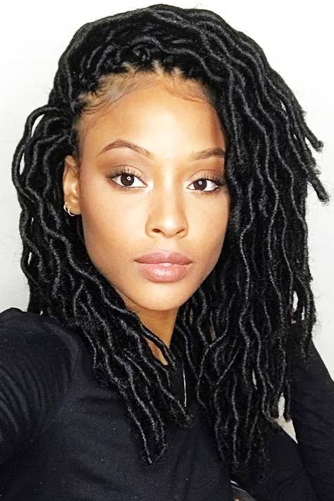 Side Styled Faux Locs Lob #fauxlocs ❤️ Want to know how to sport faux locs? Short and long colored crochet styles, stunning ‘dos with Marley hair, and lots of stylish ideas are here! ❤️ See more: http://lovehairstyles.com/faux-locs-styles-ideas/ #lovehairstyles #hair #hairstyles #haircuts Locs Short, Locs Long, Crochet Braids Marley Hair, Crochet Faux Locs, New Natural Hairstyles, Marley Hair, Faux Locs Hairstyles, Crochet Braid, Crochet Braids Hairstyles