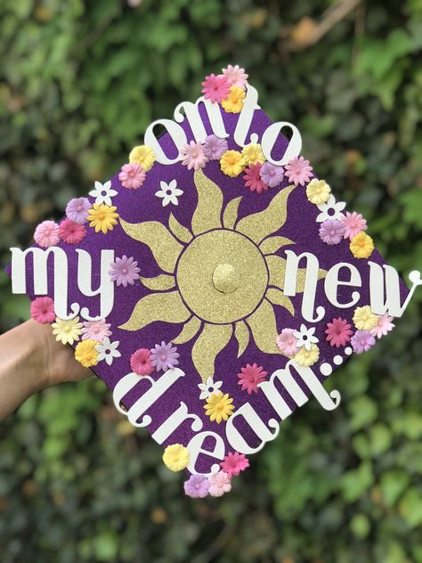 Tangle Graduation Cap, Tangled Graduation Cap Ideas, Grad Hat Ideas, Tangled Graduation Cap, Graduation Cap Designs Disney, Alo Style, Diy Graduation Decorations, Disney Graduation Cap, Funny Graduation Caps