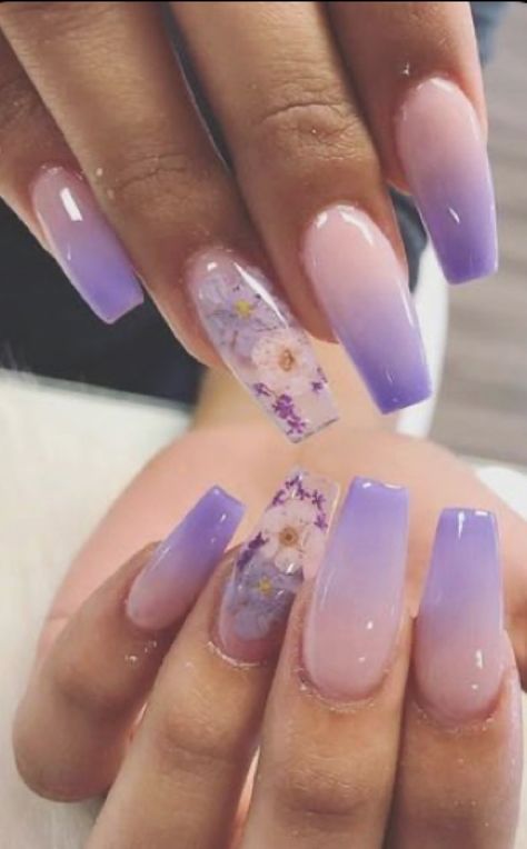 purple ombre nails w/flowers shared by Heaven ✨ Xo Nails, Purple Ombre Nails, Unghie Sfumate, April Nails, Purple Acrylic Nails, Spring Acrylic Nails, Long Acrylic Nails Coffin, Blue Nail, Design Nails