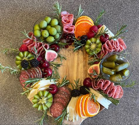 Christmas Wreath Charcuterie, Wreath Charcuterie, Christmas Cheese Boards, Charcuterie Board Meats, Charcuterie Appetizers, Christmas Buffet, Catering Ideas Food, Charcuterie Inspiration, Party Food Platters