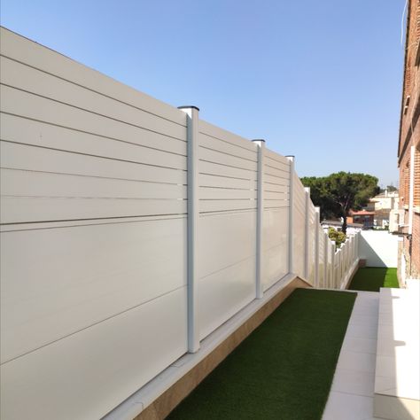 Vallas de PVC con alma de acero para jardín. Vallas Jardin Ideas, Ideas Terraza, Side Yard Landscaping, House Gate Design, Side Yard, Gate Design, Yard Landscaping, Fence, Garage Doors