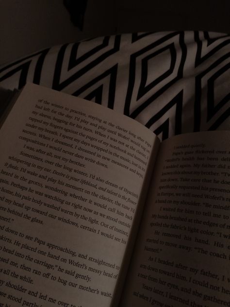 Evening Reading Aesthetic, Reading Book At Night Aesthetic, Late Night Book Reading Aesthetic, Novel Pictures Aesthetic, Night Reading Instagram Story, Night Book Reading Snap, Aesthetic Novel Picture, Reading Novel Aesthetic, Novel Reading Aesthetic