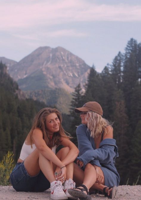 Hiking Photoshoot, Hiking Picture Ideas, Hiking Poses, Mountain Photoshoot, Hiking Girl, Hiking Pics, Hiking Photos, Mountain Aesthetic, Granola Girl Aesthetic