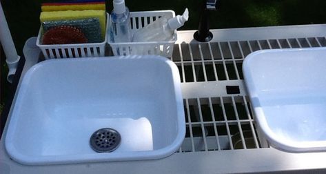 camp kitchen Campfire Diy, Camping Sink, Portable Sink, Washing Station, Camping Hacks Diy, Camping Kitchen, Outdoor Sinks, Camping Organization, Camping Photography