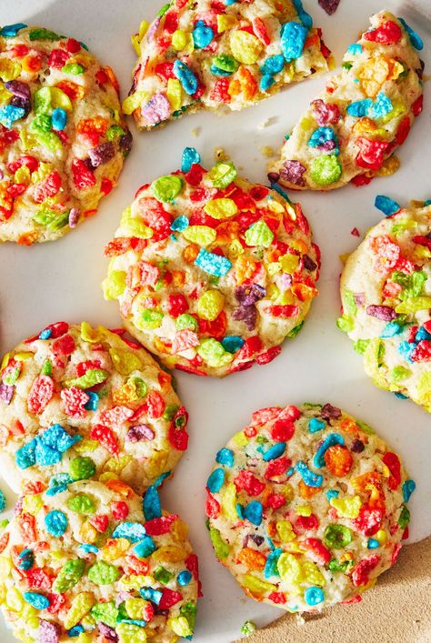 Fully embrace your childhood with these fun Fruity Pebbles Cookies. The cookies themselves are similar to a sugar cookie and a cornflake cookie, if the two combined. They have the crunchy texture of a cornflake cookie, but each cookie is still soft and supple like a sugar cookie. And of course, instead of sprinkles, we use cereal. For a birthday party or after-school treat, these fun cookies can't be beat. #cookies #fruitypebbles #fruitypebblescookies #kidcookies #cerealcookies Chocolate Cereal Cookies, Cookies Made With Cereal, Fruit Loop Cookies, Fruit Pebble Cookies, Fruity Pebble Cookies Recipes, Recipes Using Fruity Pebbles, Fruity Pebbles Bread, Fruit Cookie Recipes, Fruity Pebbles Recipes