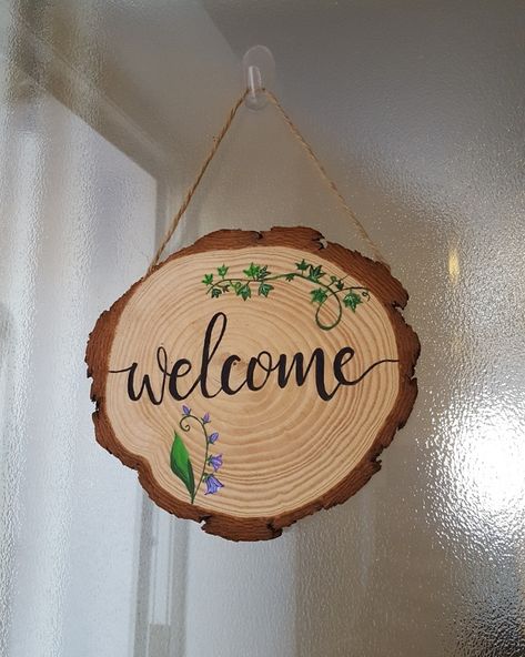 Wood Slice Welcome Sign, Wooden Log Painting, Ideas With Wood Slices, Log Slice Crafts, Wood Pieces Crafts, Wooden Slice Painting, Wood Slice Art Decor, Wood Log Crafts, Wood Slice Decor