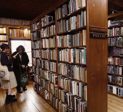 Bookshop Date Aesthetic, Bookstore Date Aesthetic, Warm Academia Aesthetic, Bookshop Date, Dana Core, Bookstore Date, Bag Dark Academia, Date Aesthetic, Cute Date Ideas