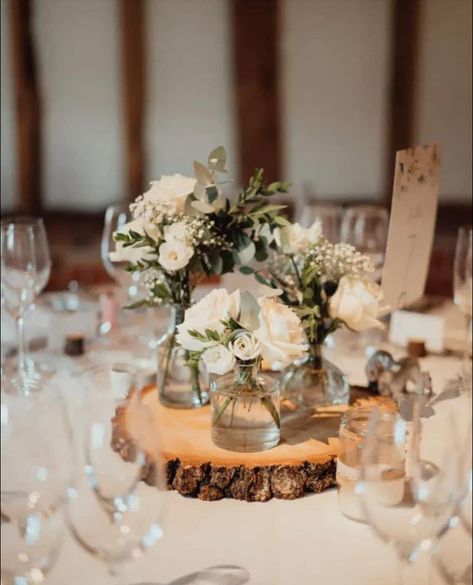 Wood Block Centerpieces, Rustic Hydrangea Centerpiece, Lunch Centerpieces Simple, Minimalist Wedding Centrepiece, Thrifted Glass Wedding Centerpieces, Centerpieces For Wedding Reception Diy, Diy Wedding Table Centerpieces Budget, September Centerpieces For Table, Wedding Table Centerpieces Simple