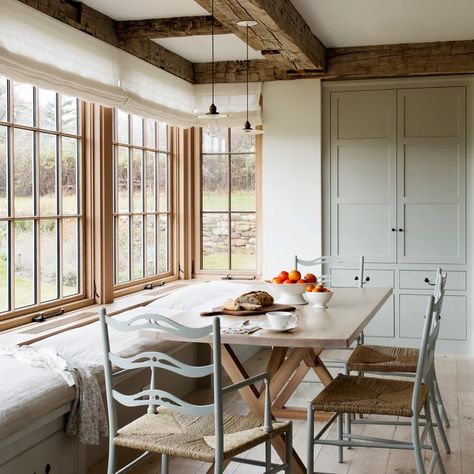 Navy and White Dining Room - Beach Style - Dining Room - Tampa - by Stonebreaker Builders & Remodelers | Houzz Elsie De Wolfe, Farmhouse Interior Design, Cape Cod House, Farmhouse Interior, Farmhouse Dining Room, Farmhouse Dining, Farmhouse Design, Barn House, Room Table