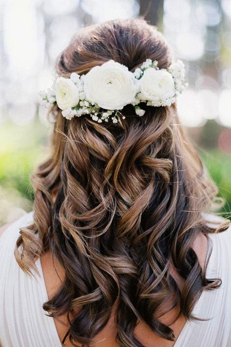 wedding hairstyles with flowers curly half up half down with roses jessicagoldphoto Bridesmaid Hair Up, Wedding Hairstyles Medium Length, Flowers In Her Hair, Best Wedding Hairstyles, Indian Bridal Hairstyles, Wedding Hairstyles Half Up Half Down, Wedding Hair Clips, Short Wedding Hair, Wedding Hair Flowers