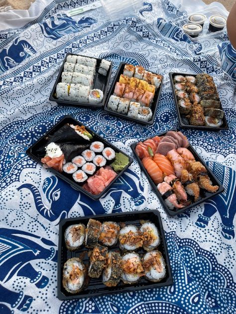 Sushi Beach Picnic, Sushi Picnic Aesthetic, Sushi On The Beach, Beach Birthday Aesthetic, Beach Picnic Food, Korean Picnic, Beach Picnic Aesthetic, Sushi Picnic, Beach Picnic Foods