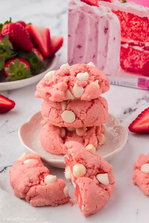 Easy Strawberry Cake Mix Cookies Recipe - Amira's Pantry Strawberry Brownie Cookies, Pink Cookies Recipe, Box Cookies Recipes, Pink Cookie Cake, Hana Ideas, Chocolate Chip Cookies Recipe Easy, Strawberry Cake Cookies, Easy Strawberry Cake, Strawberry Chocolate Chip