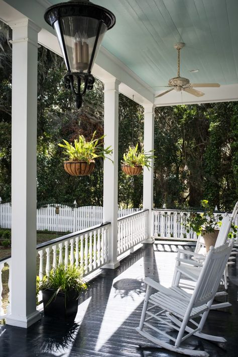 A riverside refuge in Savannah Lowcountry Cottage, Paint Porch, Estilo Charleston, Blue Porch, Dream Porch, Ceiling Color, Blue Ceiling, Southern Porches, Haint Blue