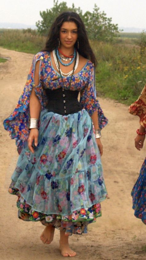 Romani Clothing Traditional, Gypsycore Fashion Women, Gypsiesoul Aesthetic, Romani Cosplay, Romani Core, Gypsycore Fashion Plus Size, Gypsycore Costume, Romani Dresses, Costume Romani