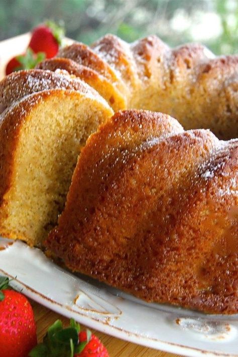 White Wine Dessert Recipes, White Wine Bundt Cake, Moscato Pound Cake, Wine Desserts Recipes, Wine Pound Cake, White Wine Cake Recipe, Wine Bundt Cake, White Wine Cake, Liquor Desserts