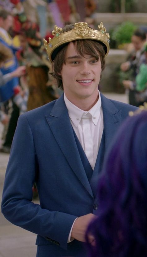 Disney Channel Descendants, Hope Wallpaper, Healthy Skin Tips, Disney Descendants, Old Disney, The Boy Is Mine, Hottest Guy Ever, Descendants, Good Looking Men