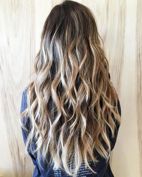 Wavy Choppy Blonde Hairstyle for Long Hair Thick Bob Haircut, White Blonde Highlights, Easy Care Hairstyles, Large Curls, Choppy Bob Haircuts, Thick Wavy Hair, Hair Up Styles, Long Layered Hair, Long Wavy Hair