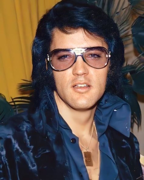 Elvis Presley ⚡️ on Instagram: “King of cool 💥 #graceland #kingofrocknroll #elvispresley @elvis” Elvis Presley 70s, Tcb Elvis, 70s Elvis, Elvis Presley 1977, King Elvis Presley, Elvis Presley Images, Young Elvis, Heartbreak Hotel, Elvis Presley Pictures