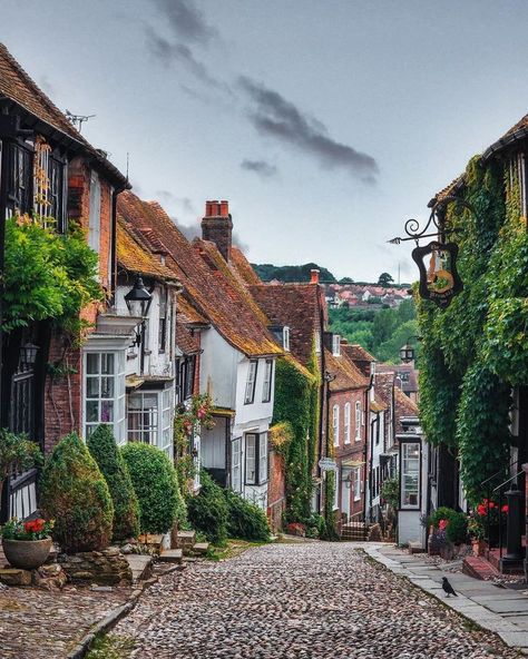 Photo by @fayazey 🏡 Nowhere else in the world does "quaint" quite like England. Get our list of small towns worth visiting around the country of the link in bio. Rye Sussex, Emily Core, England Jersey, Highland Fling, Houses Inspiration, British Houses, English Town, Best Travel Apps, Cute Places