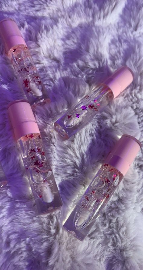 It's a clear lipgloss with dark pink butterfly's. It's a very thick lipgloss and it comes in a cute tube! It also comes with extras! Clear Lipgloss, Lip Gloss Homemade, Lip Gloss Cosmetics, Flavored Lip Gloss, Lip Gloss Collection, Lip Cosmetics, Gloss Labial, Fancy Makeup, Pretty Skin Care