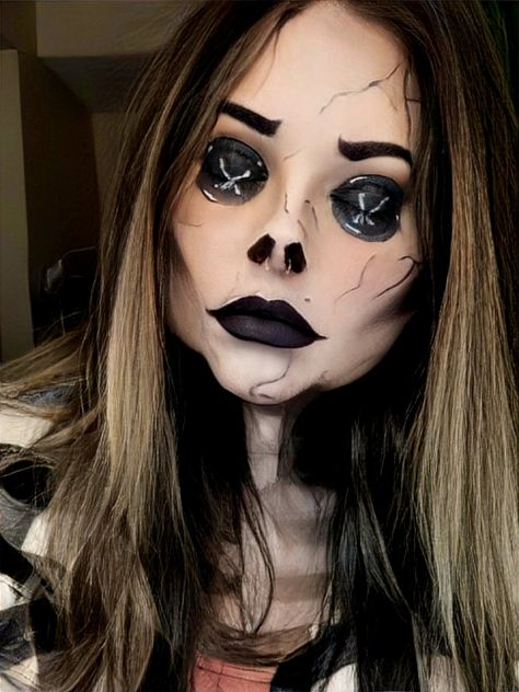 The other mother makeup Other Mother Makeup, Other Mother Costume, Scream Makeup, Coraline The Other Mother, Mother Makeup, Mummy Makeup, Work Costumes, Coraline Makeup, Mothers Makeup