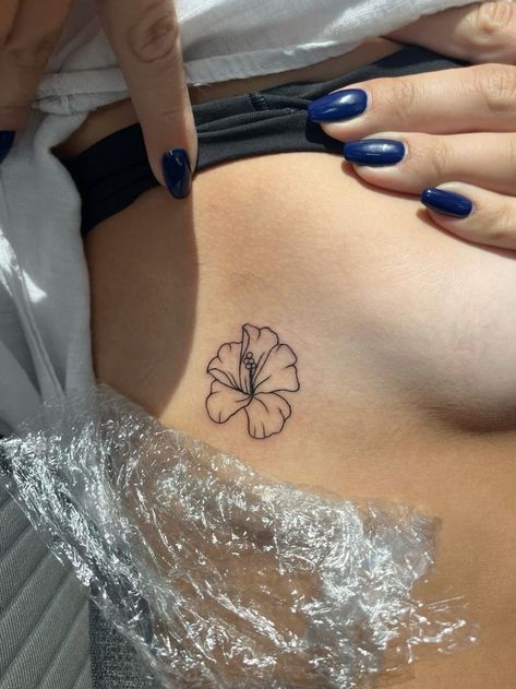 Discreet Tattoos For Women, Small Hip Tattoos Women, Hibiscus Tattoo, Small Girly Tattoos, Petit Tattoo, Small Pretty Tattoos, Petite Tattoos, Tattoos For Black Skin, Discreet Tattoos