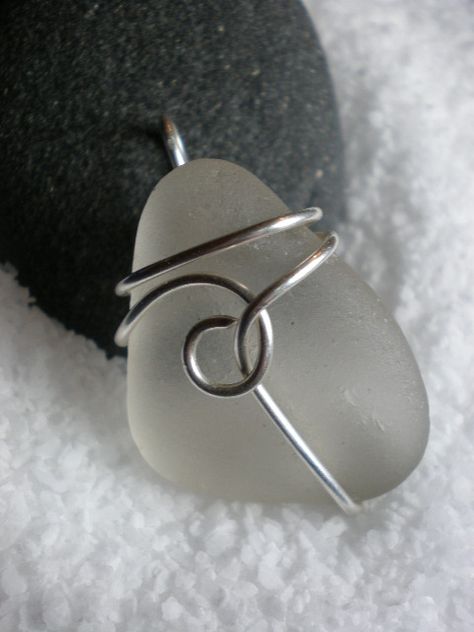 Wire Wrapped Stone Jewelry, Wire Wrap Jewelry Designs, Wire Wrapped Jewelry Diy, Bijoux Fil Aluminium, Diy Jewelry Inspiration, Beachglass Jewelry, Wire Jewelry Designs, Rock Jewelry, Wire Wrapping Stones