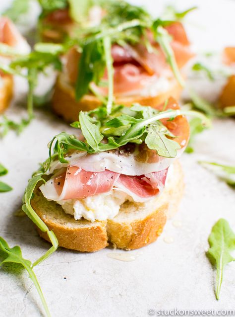 Prosciutto Crostini with Ricotta, Arugula and Honey - Stuck On Sweet Crostini With Ricotta, Pear Crostini, Prosciutto Crostini, Sweet Appetizers, Prosciutto Appetizer, Ricotta Crostini, Crostini Appetizers, Italian Meats, Italian Appetizers