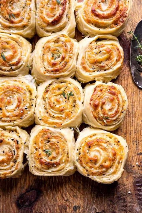 Herby Everything Cheddar Swirl Buns | halfbakedharvesr.com #bread #everythingspice #cheddar #easter #cheddar #bread Honey Garlic Parmesan Biscuits Half Baked Harvest, Teighan Gerard, Bacon Swirls, Cheddar Bread, Fresh Herb Recipes, Savoury Biscuits, Savory Pastry, Half Baked, Easy Brunch