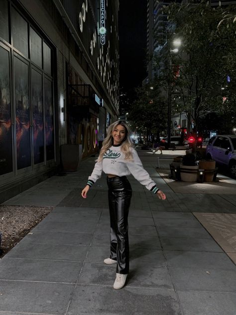 Dallas stars Hockey game outfit Football Attire For Women, Pistons Game Outfit, Casual Basketball Game Outfit, Jets Game Outfit Women, Winter Hockey Game Outfit, Stars Hockey Game Outfit, Nhl Outfit Ideas Woman, Soccer Game Outfit Women Winter, Nhl Wags Outfits