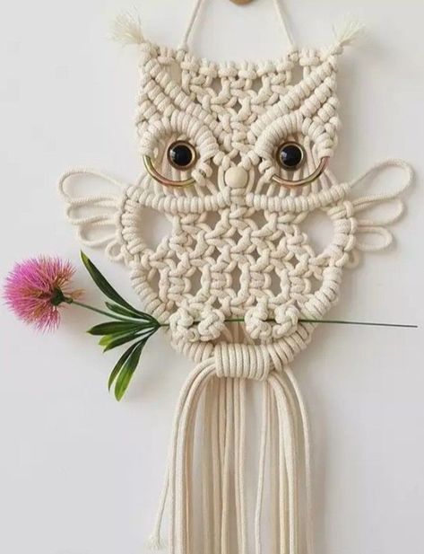 Charakterny Puchacz Macrame Owls, Vintage Macrame Patterns, Art Macramé, Free Macrame Patterns, Macrame Plant Hanger Tutorial, Owl Wall Hanging, Macrame Owl, Macrame Knots Pattern, Diy Macrame Plant Hanger