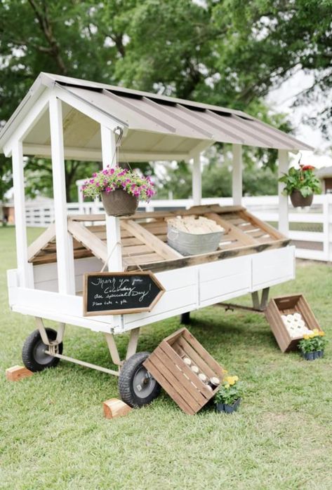 Farmers Market Garden Design, Diy Produce Stand Farmers' Market Display Ideas, Produce Stand Trailer, Fruit Cart Ideas, Farm Stand Wagon, Farm Stand Decor, Farmstand On Wheels, Roadside Farmstand Ideas, Farm Stand Cart