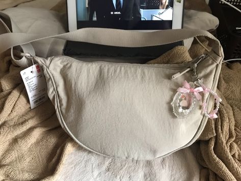 laurie on Twitter: "guys i just got the uniqlo bag ... and the rumours are true. could fit my whole house in it https://t.co/zXhlOvFpP1" / Twitter Uniqlo Dumpling Bag, Twitter Guys, Uniqlo Bag, Dumpling Bag, Uniqlo Bags, Aesthetic Things, Girl Things, Longchamp Le Pliage, Pink Bag