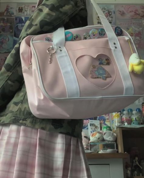 Pink Bookbag Aesthetic, Pink Bookbag, Japanese School Bag, Everyday Bag Essentials, Miami Girls, Cute School Stationary, Inside My Bag, My Style Bags, Japanese Lifestyle