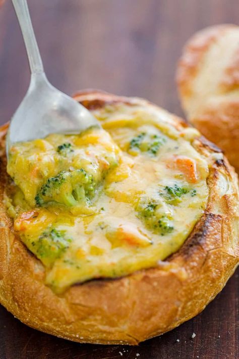 Easy Broccoli Cheese Soup served in homemade bread bowls! This soup is loaded with fresh broccoli and a lighter version of Panera Broccoli Cheese Soup. Easy Broccoli Cheese Soup, Best Broccoli Cheese Soup, Homemade Bread Bowls, Cheddar Bread, Bacon Corn Chowder, Natashas Kitchen, Creamy Carrot Soup, Soup Bread, Berry Trifle