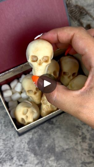 2.5M views · 86K reactions | Easy chocolate covered strawberries. One of my most viral posts last year was this delicious box of skull berries and the mold sold out everywhere! Don’t wait for these to sell out again. Comment link and I will message it to you. 🖤  #halloween #summerween #halloweenbaking #chocolatecoveredstrawberries #dippedstrawberries #dippedberries #chocolatecovered #fallaesthetic #skulls #goth #berries #strawberry #strawberries #halloweenfood #halloweencookies | beautyanddasweetz | Richard Carter · Le Monde Edible Blood, Chocolate Skulls, Maria Gomez, Dipped Berries, Easy Halloween Treats, Bone Appetit, Halloween Treat Boxes, White Chocolate Strawberries, Culinary Classes