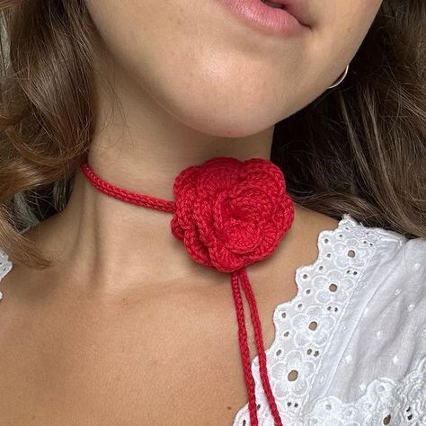 urthbymorg on Instagram: "finally made a little neck rose 🌹 fluffy ones up next!!" Knitted Rose, Ideas Regalo, Rose Scarf, Beginner Crochet Tutorial, Crochet Things, Neck Accessories, Beginner Crochet, Crochet Rose, Big Rings