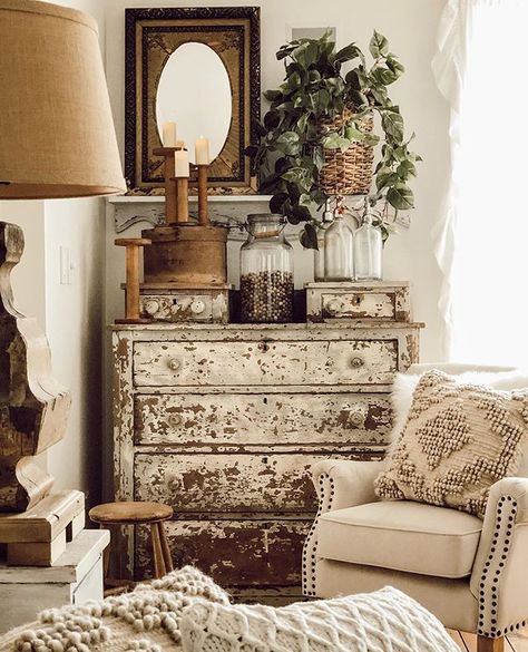 Decorating with Vintage Items in the Master Bedroom - The House on Winchester Decorating With Vintage Items, Interior Vintage, Farm Cottage, Vintage Farmhouse Decor, French Home Decor, Vintage Bedroom, Cool Ideas, Shabby Chic Homes, Chic Home Decor