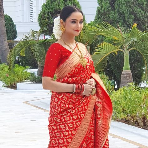 Isha Borah, Madirakshi Mundle, Saree Outfit, Saree Inspiration, Brother Wedding, Ethnic Wears, Bengali Bridal Makeup, Bridal Sarees South Indian, Bengali Bride