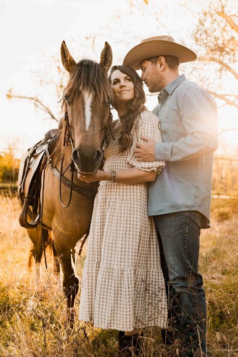 Equine Family Photos, Family Photos With Horses Ideas, Family Photoshoot With Horses, Horse Family Photoshoot, Family Photos With Horses, Photos With Horses, Farm Family Pictures, Livestock Photography, Equestrian Christmas