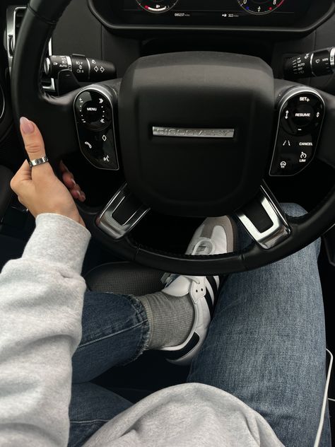 sporty and rich sweatshirt, pistola jeans, adidas sambas, land rover discovery, clean girl aesthetic, clean girl aesthetic car Family Suv, Black Audi, Sports Aesthetic, Land Rover Discovery Sport, Fancy Cars, Rover Discovery, Luxury Suv, Land Rover Discovery, Billionaire Lifestyle