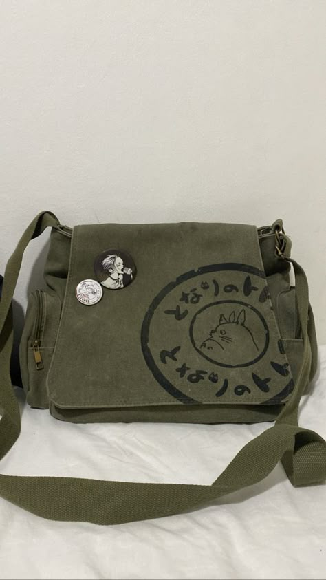 My Studio Ghibli, Totoro Bag, Grunge Bag, Totoro Backpack, Messenger Bags For School, Super Cool Stuff, Inside My Bag, All Body Workout, Bag Pins