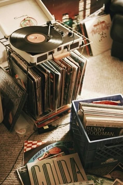 Record Player Aesthetic, Old Record Player, Vinyl Aesthetic, Vinyl Player, 80s Aesthetic, Ultimate Gift Guide, Record Shop, Record Players, Music Aesthetic