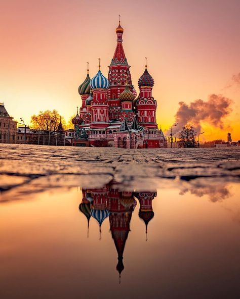 Golden hour at St. Basil's Cathedral 🧡 Moscow, Russia. Photos by @kobektas #nature Mosca Russia, St Basils Cathedral, St Basil's, Russia Travel, Russian Architecture, Foto Art, Moscow Russia, Beautiful Places To Travel, Beautiful Places To Visit