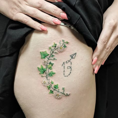 Poison ivy Vine with some daisies for a very cool girl thank you Stephanie! Poison Ivy Tattoo Ideas, Small Plant Tattoo, Ivy Tattoos, Poison Ivy Vine, Plant Tattoo Ideas, Poison Ivy Tattoo, Poison Ivy (character), Swift Tattoo, Plant Tattoos