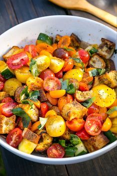 image Summer Panzanella, Vegan Grill, Summer Party Appetizers, Summer Bbq Recipes, Vegetarian Bbq, Bbq Salads, Vegetarian Barbecue, Tomato Salad Recipes, Resep Salad