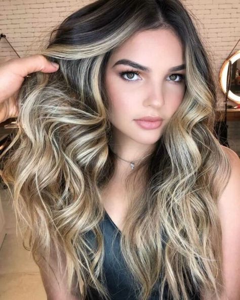 Mechas platinadas, el ‘trendy’ para un cabello como el sol Natural Blonde Hair Dye, Light Strawberry Blonde, Dyed Blonde Hair, Balayage Hair Dark, Strawberry Blonde Hair, Medium Long Hair, Lace Hair, Brown To Blonde, Hair Color Balayage