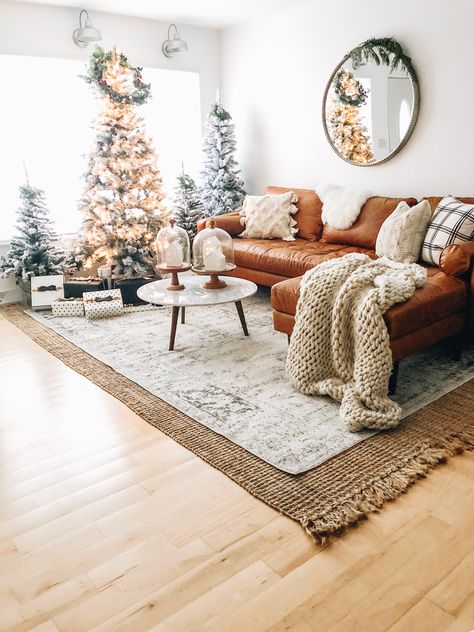 White Christmas Living Room Decor, White Christmas Living Room, Christmas Modern Farmhouse, All White Christmas, Tuscany Home, Poly And Bark, Christmas Living Room Decor, Modern Farmhouse Living, Poly & Bark